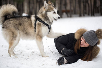 美丽的女孩冬天森林狗玩狗西伯利亚沙哑的