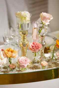 表格设置奢侈品婚礼美丽的花表格婚礼装饰花粉红色的黄金装饰蜡烛