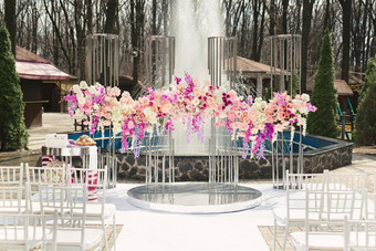 婚礼拱装饰粉红色的白色花站奢侈品区域婚礼仪式喷泉