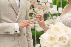 婚礼订婚环结婚了夫妇交流婚礼环婚礼仪式新娘把环马夫的手指