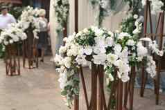 细节婚礼仪式开放空气新鲜的花蜡烛温柔的美丽的婚礼装饰新婚夫妇