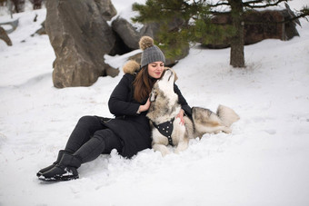美丽的女孩冬天森林狗玩狗西伯利亚沙哑的