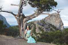 新娘新郎自然山水西装衣服颜色蒂芙尼新娘坐在树
