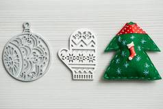 圣诞节年装饰木白色背景树手套球