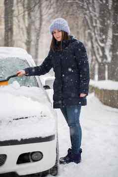 女人删除雪挡风玻璃车