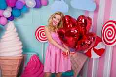 时尚肖像年轻的女人粉红色的衣服空气气球糖果色彩斑斓的背景