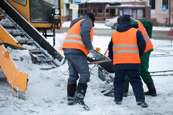 拖拉机清洁路雪挖掘机清洗街道大量雪城市工人扫描雪路冬天清洁路雪风暴