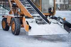 拖拉机清洁路雪挖掘机清洗街道大量雪城市