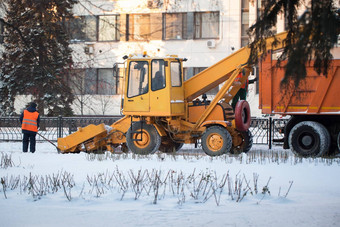 拖拉机清洁<strong>路雪</strong>挖掘机清洗街道大量<strong>雪</strong>城市工人扫描<strong>雪路</strong>冬天清洁<strong>路雪</strong>风暴