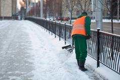 工人扫描雪路冬天清洁路雪风暴