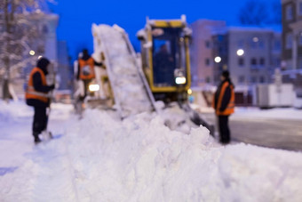 爪加载程序车辆删除<strong>雪</strong>路穿制服的工人帮助<strong>铲雪</strong>扫<strong>雪</strong>机