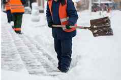 员工市政服务特殊的形式清算雪人行道上铲