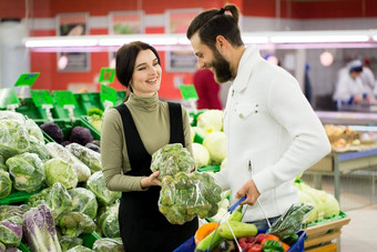 肖像健康的夫妇水果蔬菜超市购物美丽的夫妇选择卷心菜超市