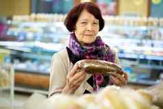 奶奶女人购物面包超市商店商店
