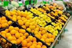 新鲜的柑橘类架子上商店各种柑橘类水果橙子橘子石灰柠檬超市