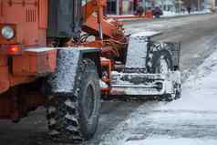 拖拉机清洁路雪挖掘机清洗街道大量雪城市工人扫描雪路冬天清洁路雪风暴