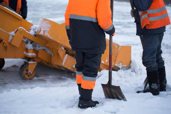 拖拉机清洁路雪挖掘机清洗街道大量雪城市工人扫描雪路冬天清洁路雪风暴