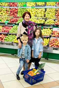 女人祖母孙子选择蔬菜水果大超市