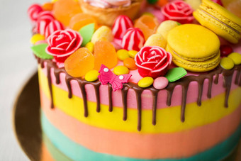 色彩鲜艳的蛋糕儿童生日聚会，派对棒棒糖糖果果酱纸杯蛋糕兔子