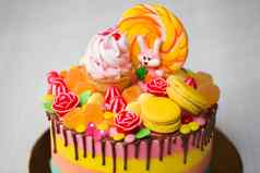 色彩鲜艳的蛋糕儿童生日聚会，派对棒棒糖糖果果酱纸杯蛋糕兔子