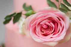 精致的粉红色的婚礼蛋糕新鲜的花