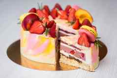 蛋糕黄色的粉红色的的斑点草莓桃子蛋白杏仁饼迷迭香减少蛋糕一块蛋糕