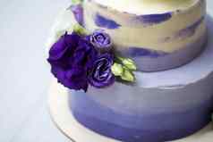 婚礼两层紫色的蛋糕新鲜的花