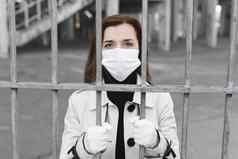 女孩医疗面具街隔离持有栅栏冠状病毒科维德