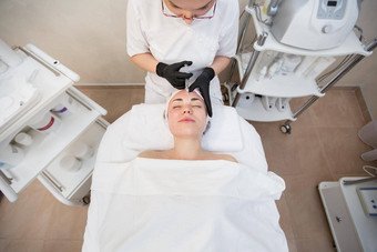 美容师使注射女人的脸特写镜头biorevitalization过程注射美容特写镜头手手套持有注射器视图前