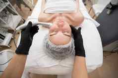 前视图过程non-injection消脂年轻的女孩水疗中心沙龙美容师现代抗衰老治疗时尚的吉尔