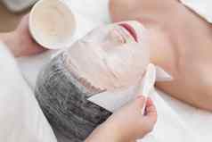 脸剥面具水疗中心美治疗护肤品女人面部护理美容师水疗中心沙龙女人使藻酸盐面具女孩面具米色粘土