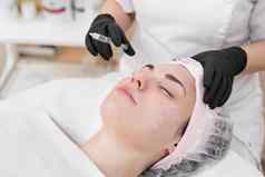 女人脸美容治疗biorevitalization皮肤治疗注射医疗沙龙过程biorevitalization区域眼睛准备透明质酸酸