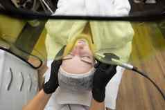 美容师保护眼镜进行激光治疗皮肤年轻的病人美容诊所删除船只二极管激光