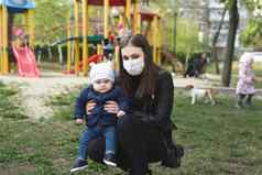 肖像女人儿子保护面具皇冠病毒爆发科维德病毒城市