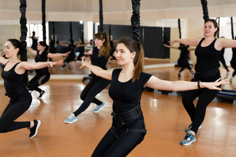 集团活跃的体育女孩黑色的运动服装订婚了虎皮鹦鹉健身健身房<strong>蹦极</strong>跳健身房