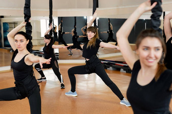 集团活跃的体育女孩黑色的运动服装订婚了虎皮鹦鹉健身健身房<strong>蹦极跳</strong>健身房