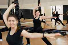 集团活跃的体育女孩黑色的运动服装订婚了虎皮鹦鹉健身健身房蹦极跳健身房