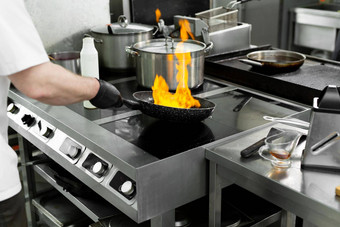 现代厨房厨师准备餐炉子厨房餐厅酒店火厨房