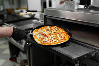 披萨老板把披萨烤箱烤烤箱餐厅厨房