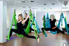 集团年轻的人练习瑜伽吊床健康俱乐部健身拉伸平衡