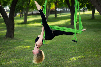 反重力瑜伽女人瑜伽练习公园