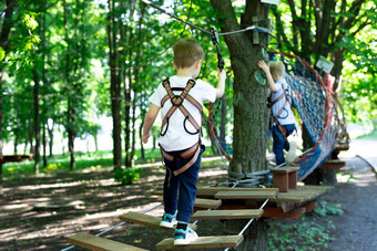 活跃的男孩爬绳子娱乐公园