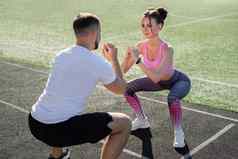 年轻的体育夫妇火车体育场夏天日落温暖的蹲体育运动健身