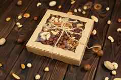 坚果品种盒子结构木背景前视图各种各样的坚果纸盒子