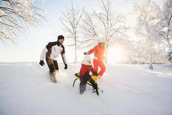 <strong>爸爸妈妈</strong>冬天儿子白色雪山雪橇