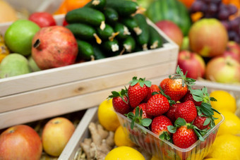 托盘草莓计数器蔬菜商店蔬菜水果
