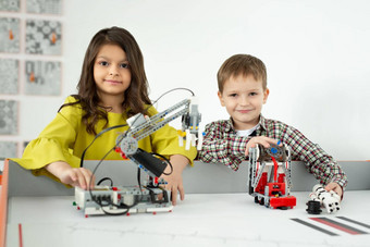 男孩女孩玩手工制作的机器人Diy机器人项目有趣的发展学校休闲