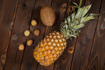 异国情调的水果菠萝椰子荔枝棕色（的）木背景
