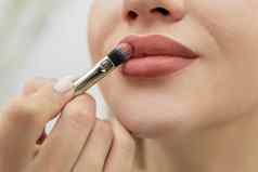 化妆艺术家美容师油漆嘴唇永久化妆过程
