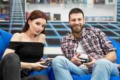 肖像有趣的活跃的夫妇享受玩视频游戏控制台手柄手